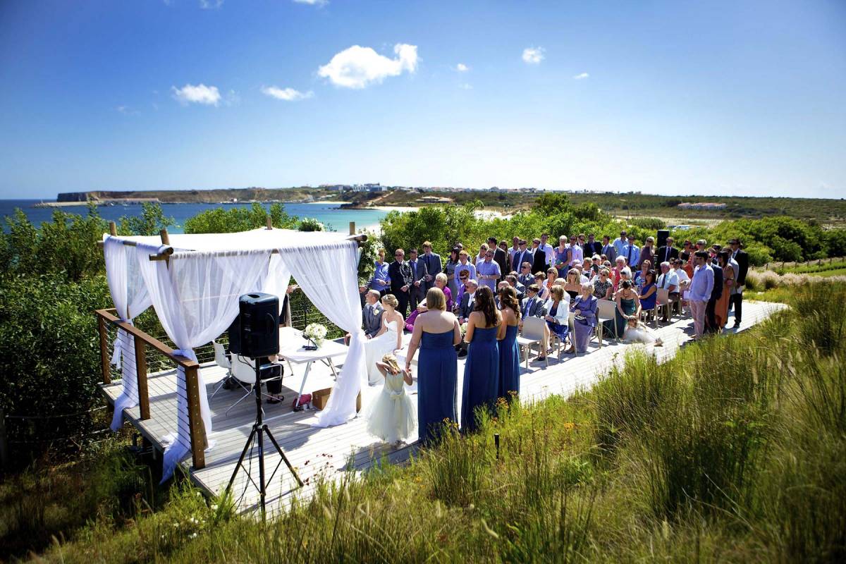 Blick auf eine Hochzeitsgemeinschaft und das Meer im Hintergrund