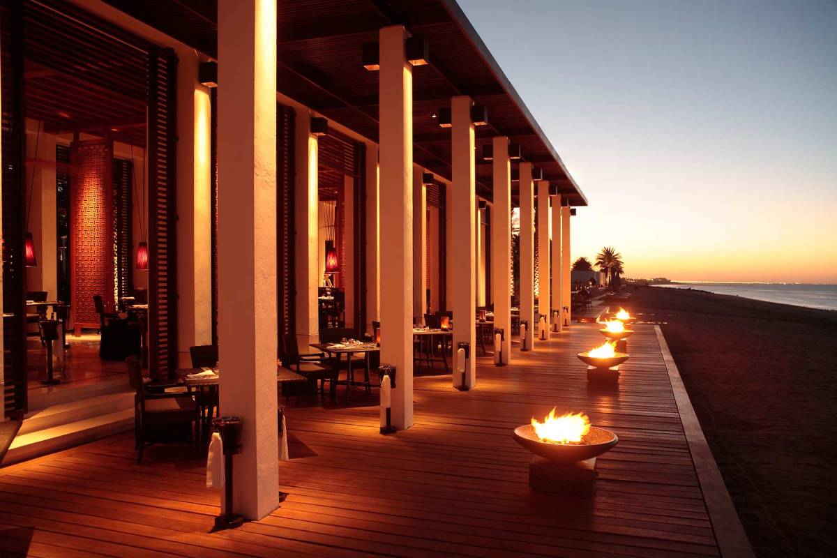 Blick auf die Terasse des The Beach-Restaurants bei Sonnenuntergang