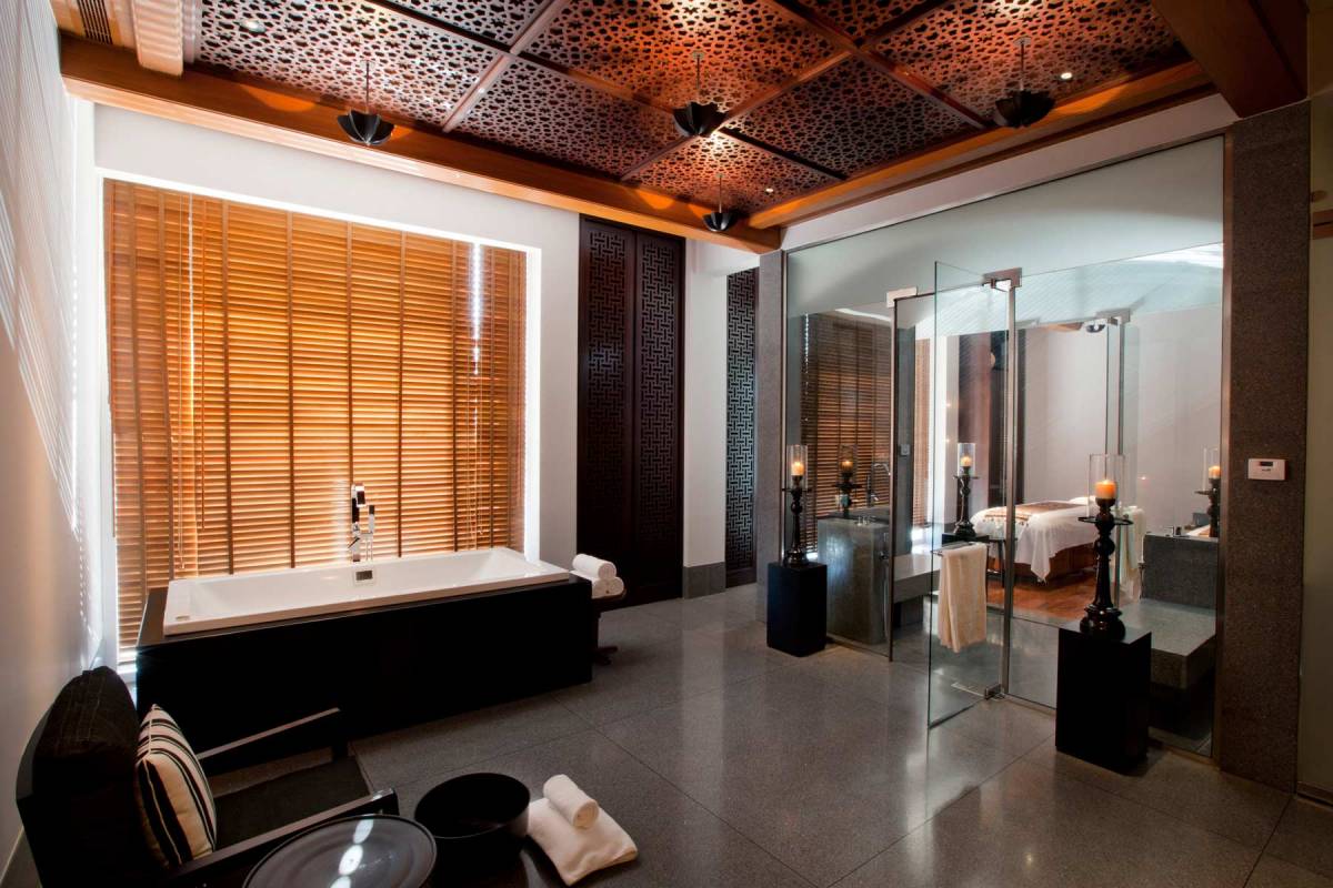 View into the Couple Treatment Suite at The Chedi Muscat spa, with a bathtub and a massage bed