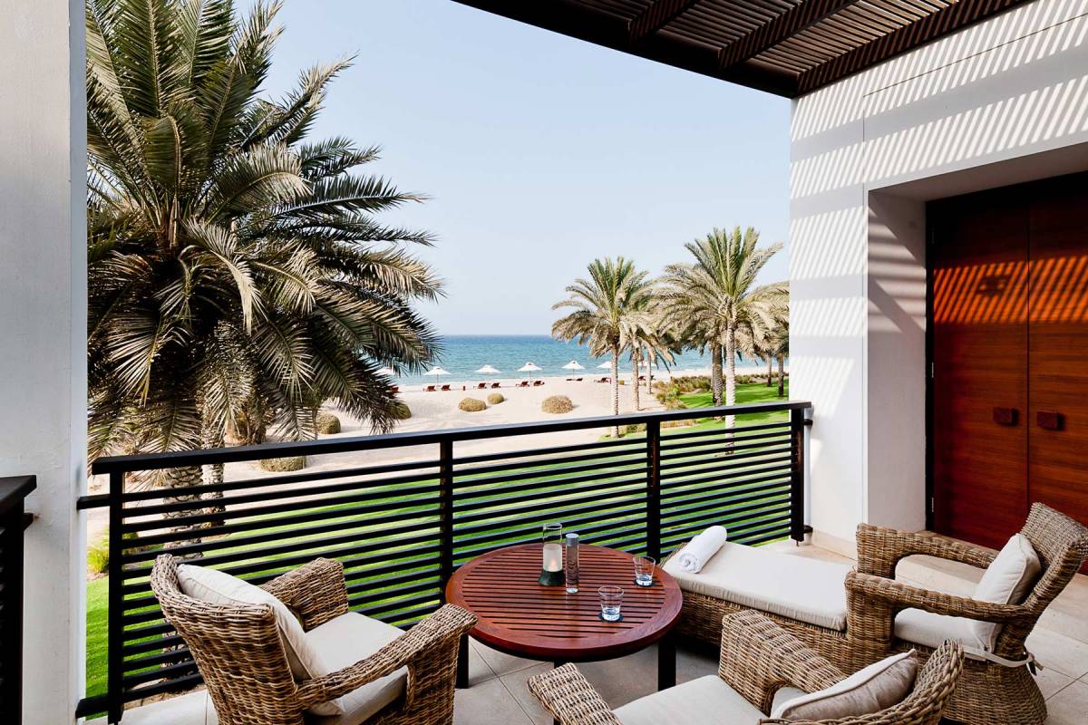 Blick vom Balkon einer Deluxe Suite auf den Strand und das Meer